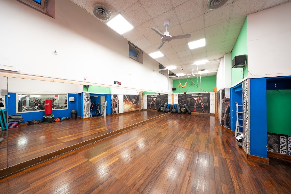 Sala corsi di Push Up con pavimento in legno e ampie specchiere