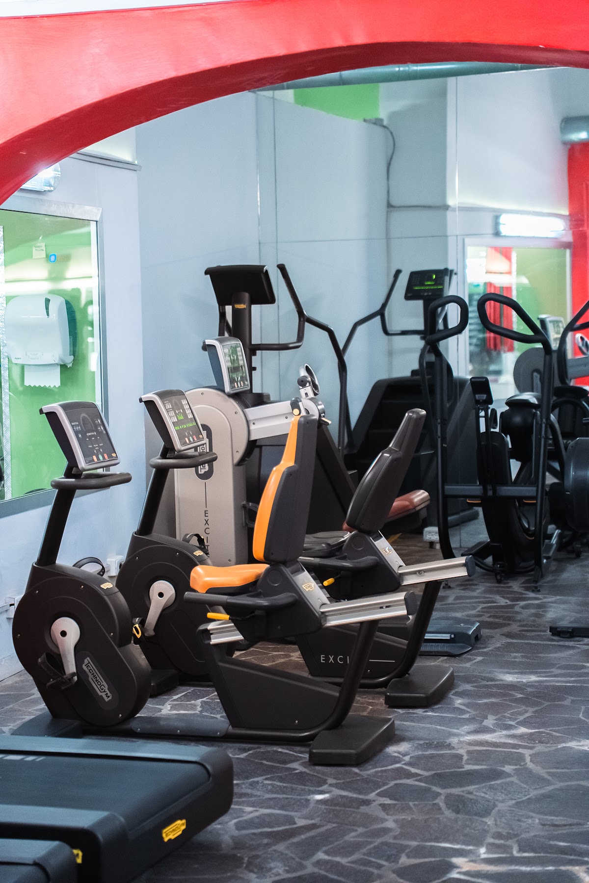 Zona cardio con bike ed ellittiche